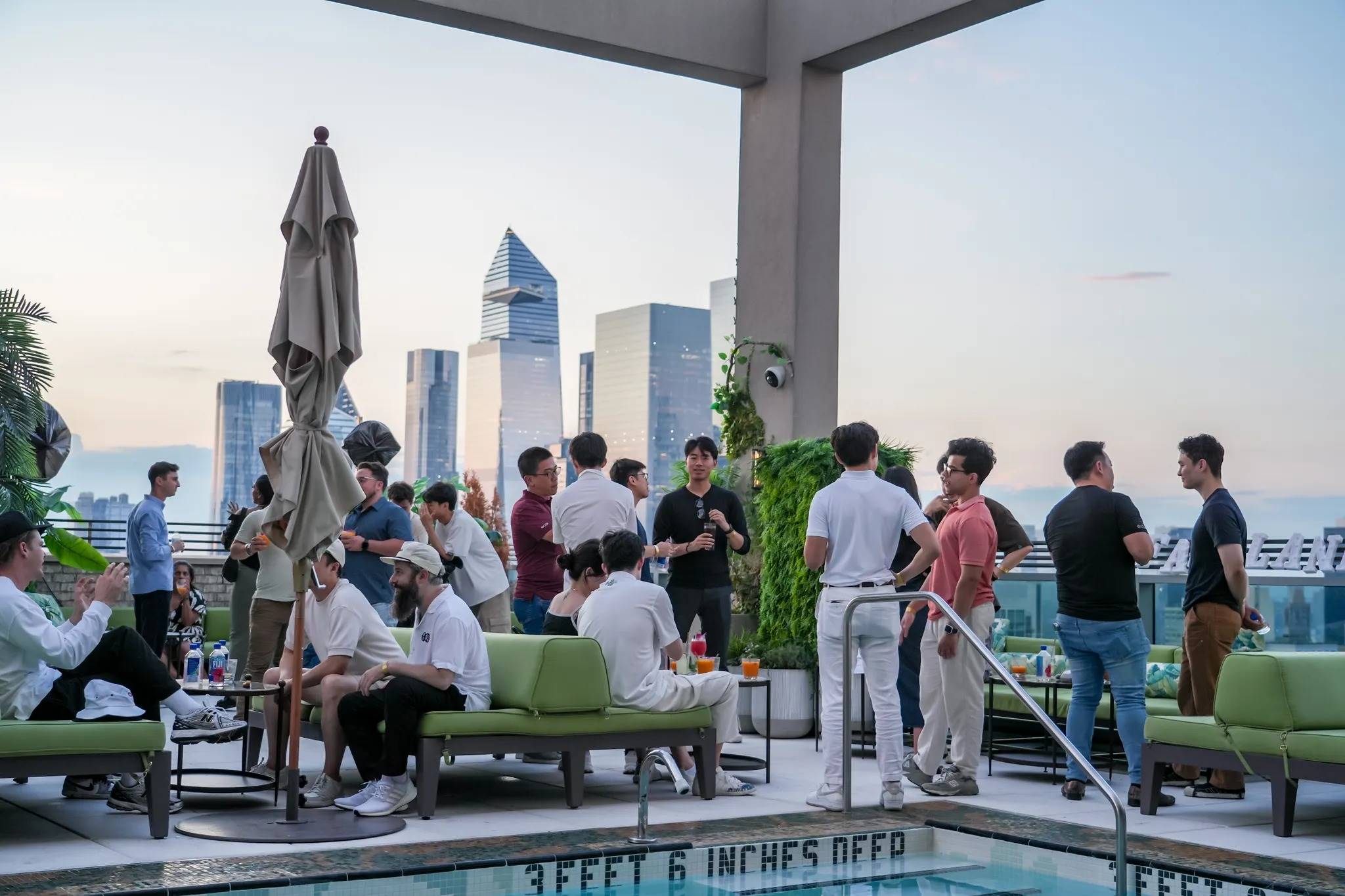 在帝国大厦下举杯，这一夜 Monad 主网的脉动已然开始第2张