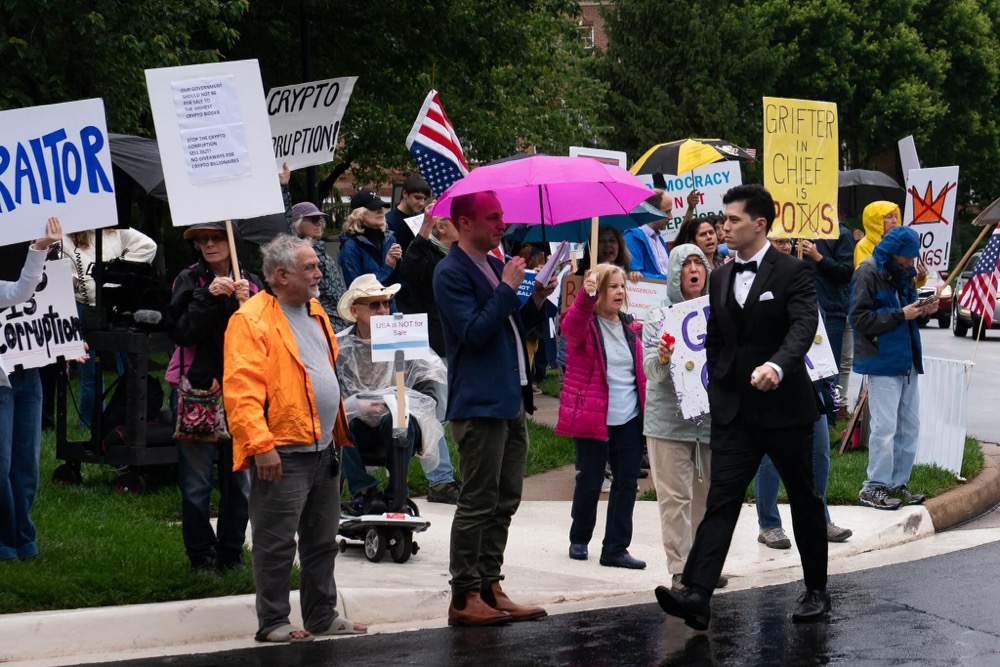 纽森欲发「特朗普腐败币」，新任美国总统上任后有多少「骚操作」？第2张